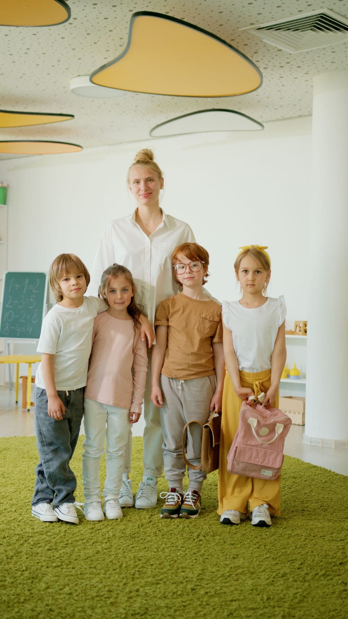 Pädagogin mit einer Gruppe von Kindern im Klassenraum