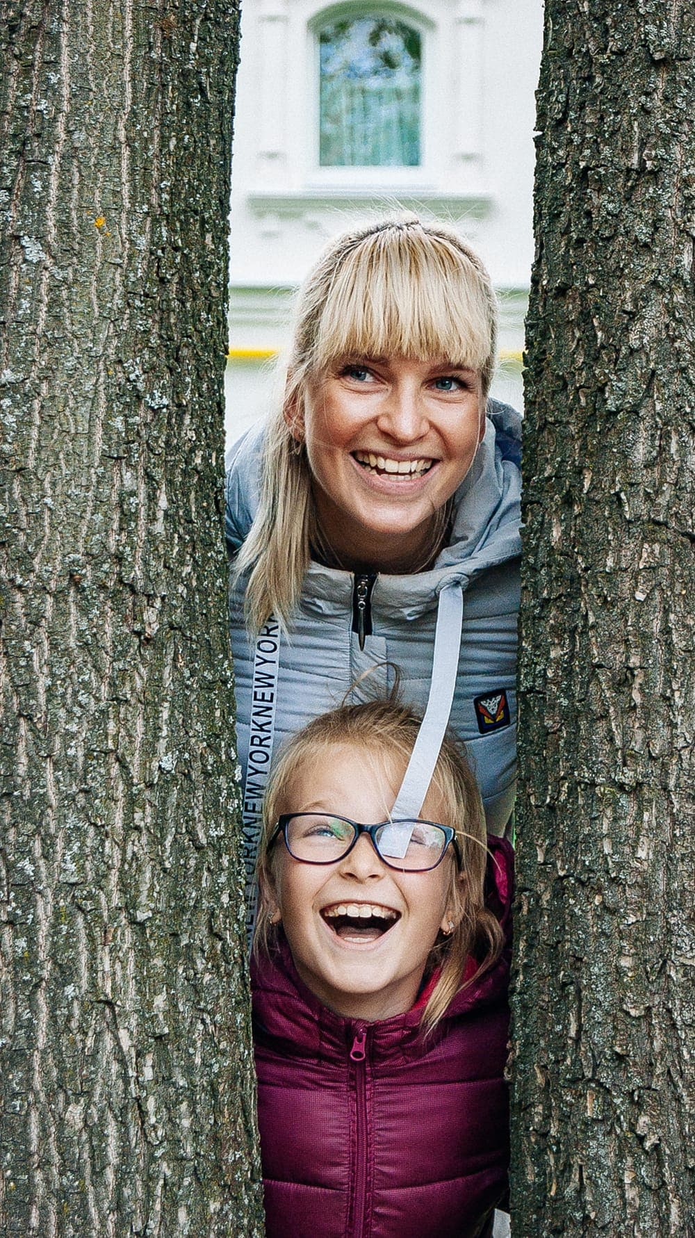 Lachende Mutter und Tochter im Freien