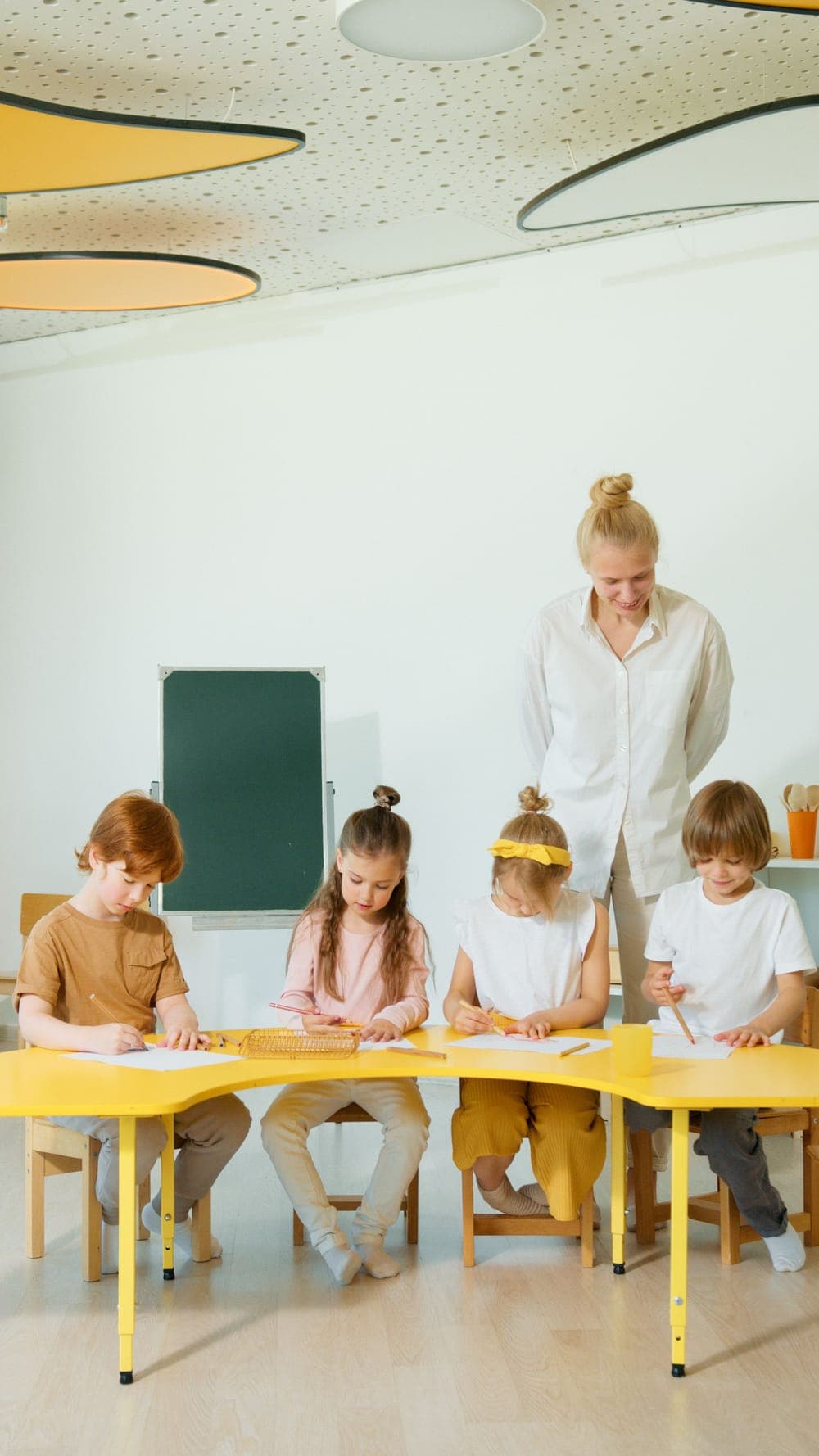 Kinder beim freien Lernen am Tisch